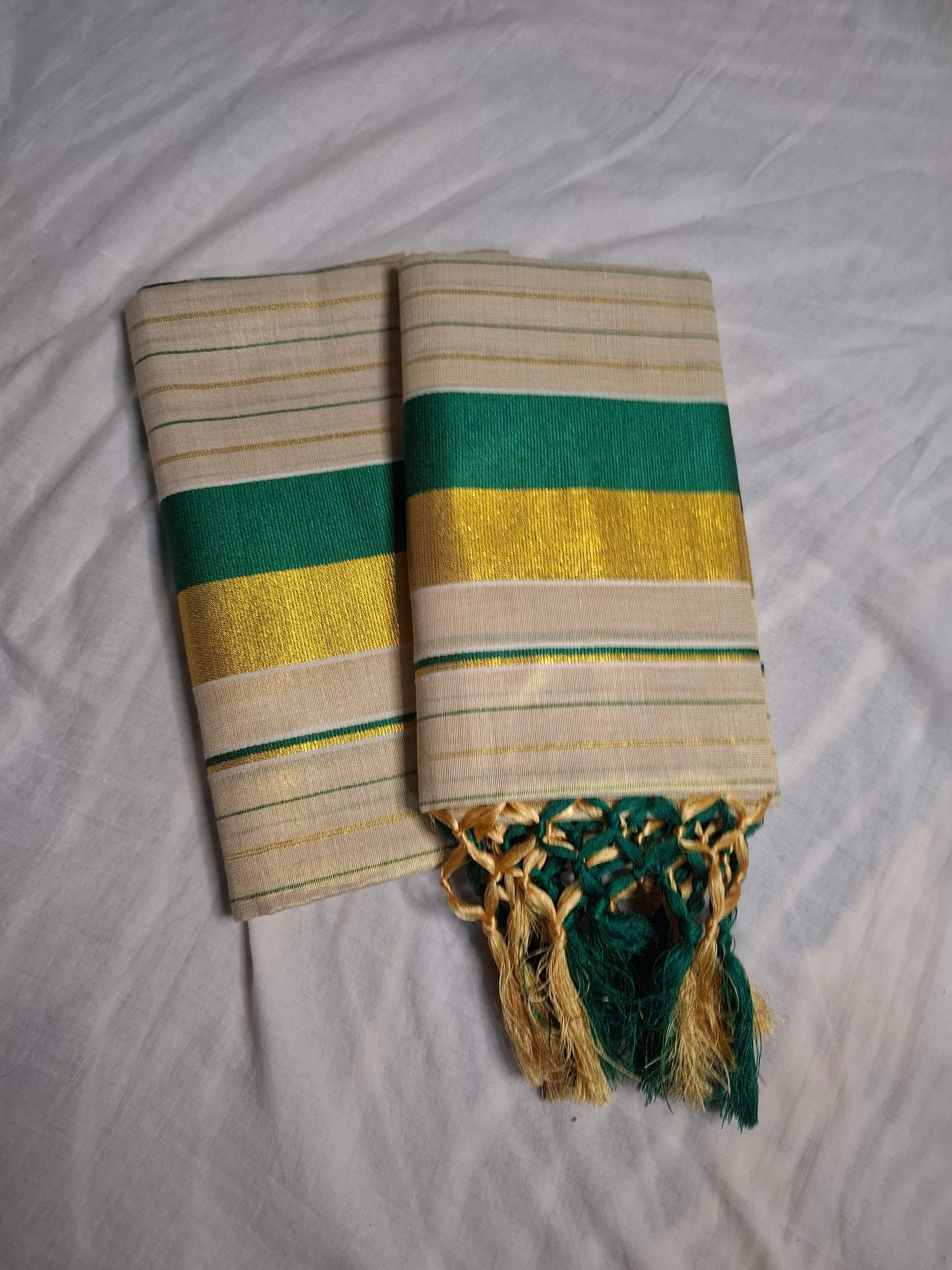 Kerala Settu Mundu - Green & Gold