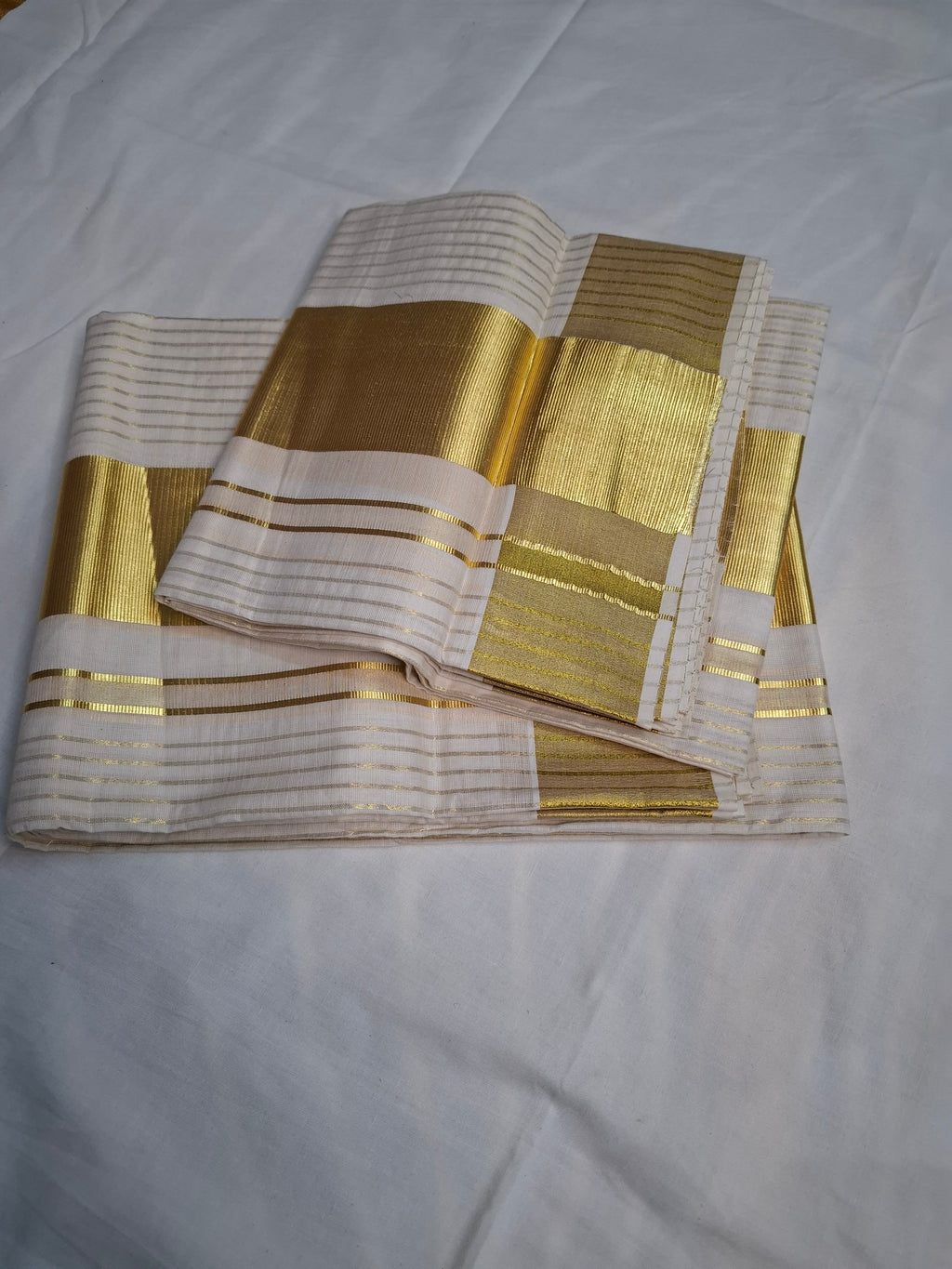 Kerala Kasavu settu mundu - (Mundum Neriyathum